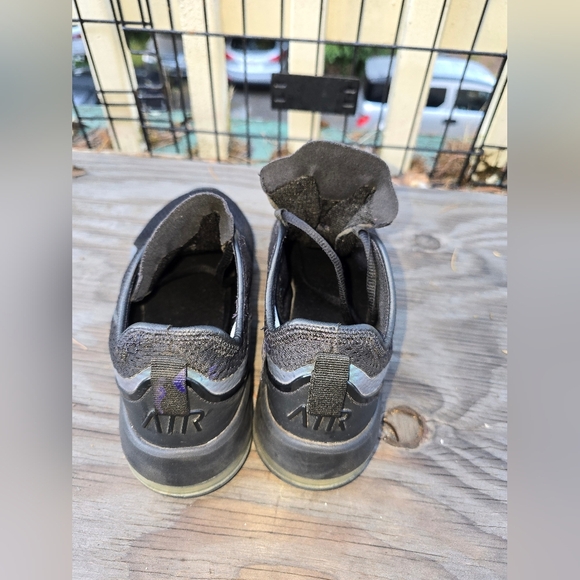 Nike Black and Blue Athletic Shoes with Air Max Cushioning - Picture 4 of 11